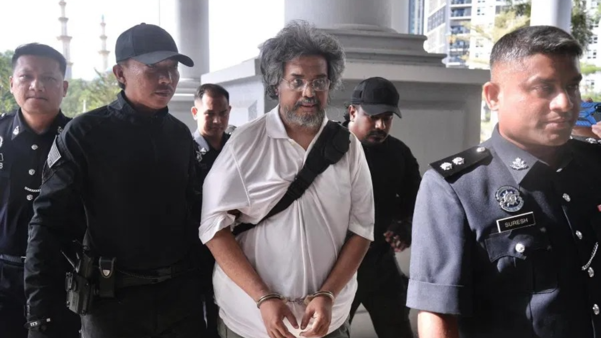 轮椅现身法庭|53岁印裔男子被控谋杀母亲