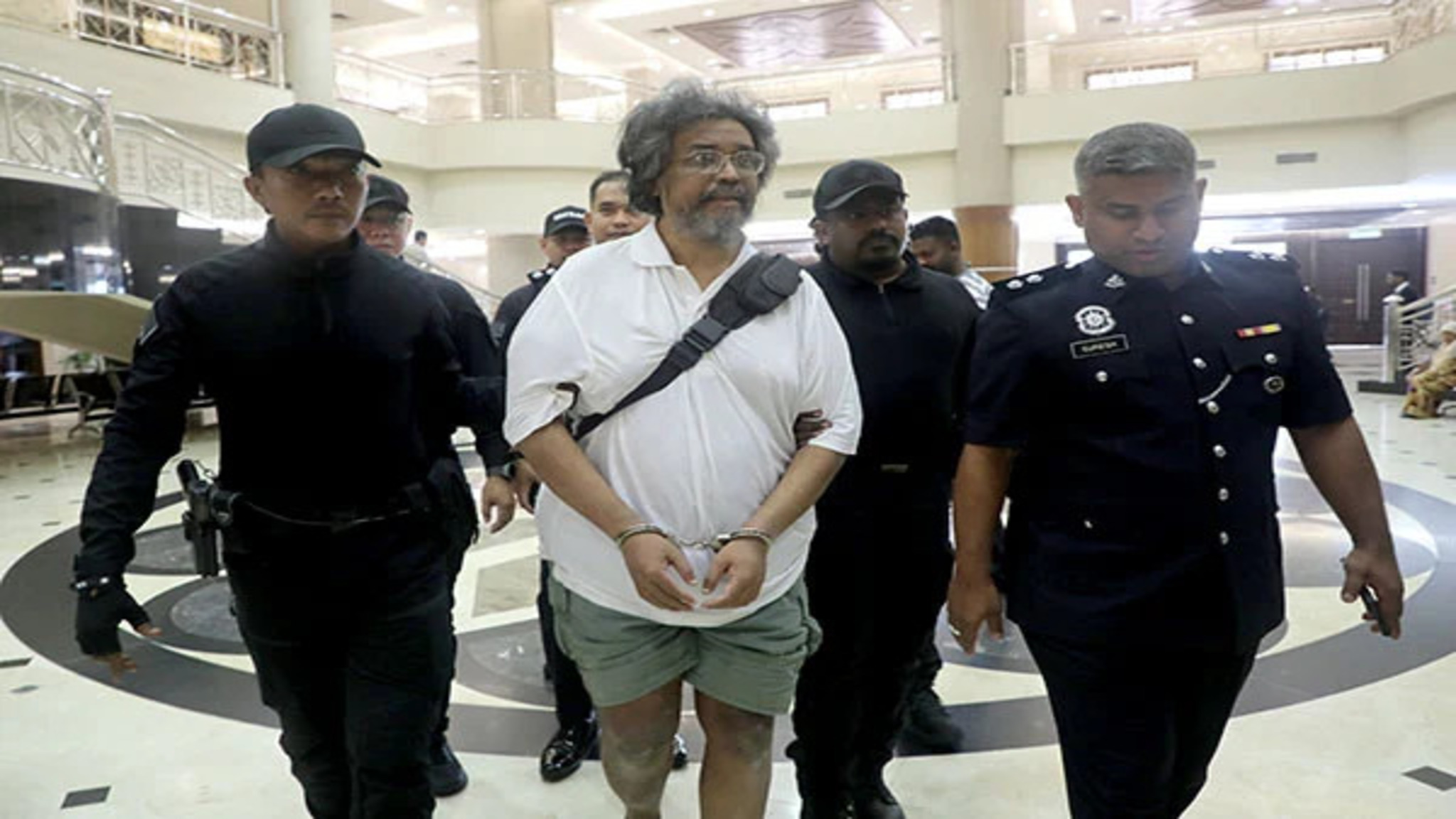 轮椅现身法庭|53岁印裔男子被控谋杀母亲