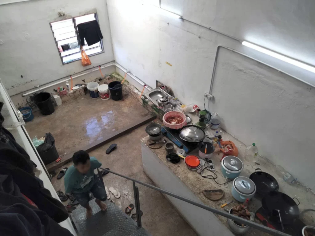 这起楼梯间凶杀案反映出怎样的外劳生活困境?