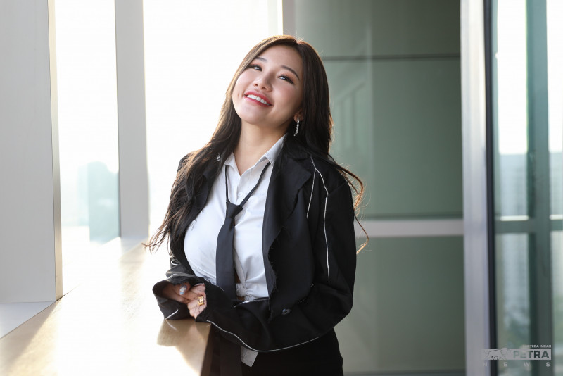 “东南亚 AI 女创作者标志人物”